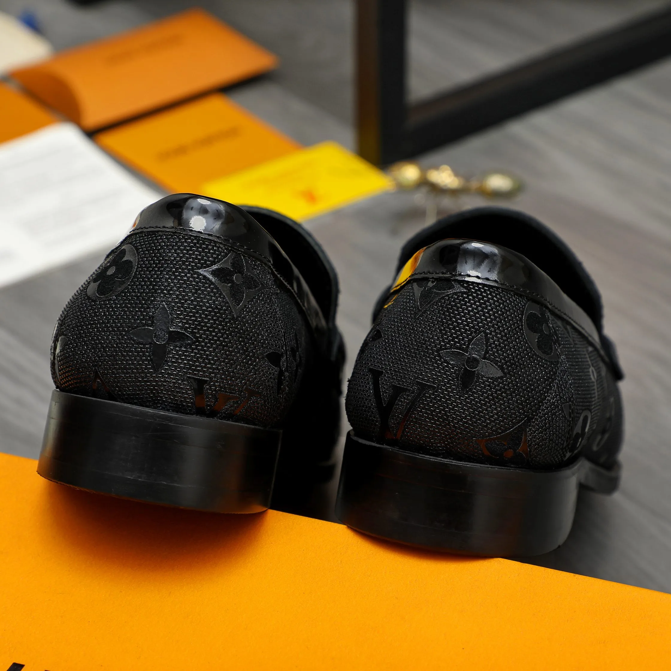 Men's shoes 💰p460 Product trademark: LV "Louis Vuitton" business slip-on leather shoes Regular size: 39-45 (45 is custom-made and non-returnable) Product materials: Selected embossed cowhide upper, cowhide lining, original rubber outsole